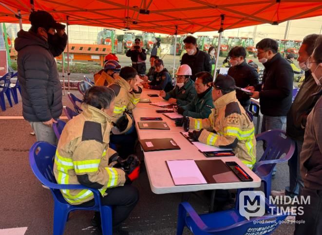 지난 15일 이랜드패션 물류센터 화재 현장에서 김석필 천안시장 권한대행 부시장이 소방 등 유관기관과의 상황판단 회의에 참석해 발언을 하고 있다.