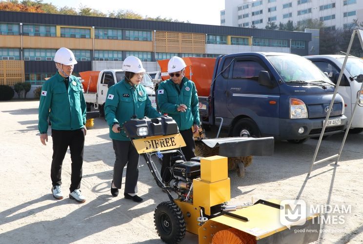 박희영 서울 용산구청장이 ‘용산구 제설장비 사전 시험가동 훈련’에서 직접 제살 장비를 운전하며 점검하고 있다.