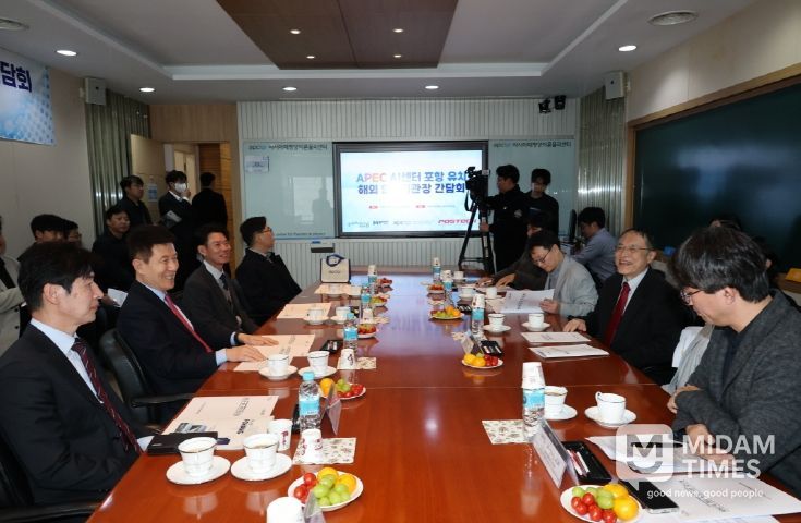 이강덕 포항시장은 17일 주요 연구기관 기관장들과 정책 간담회를 열어 아시아·태평양 AI 센터 유치방안을 논의했다.