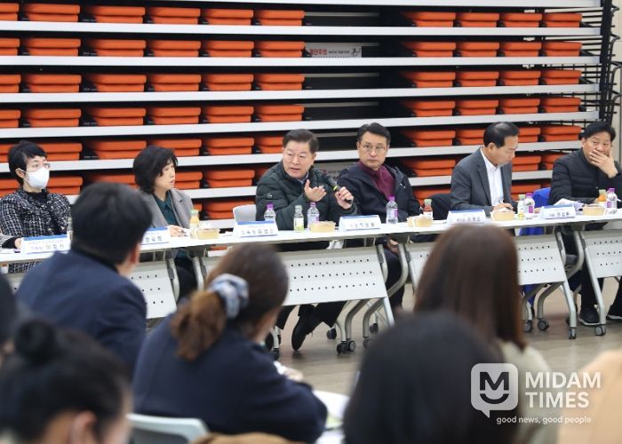 박승원 광명시장이 17일 오후 광명동초등학교 통학로 안전 확보를 위한 현장간담회에 참석해 발언하고 있다.