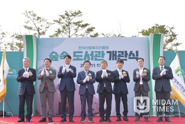 산림청과 한국산림복지진흥원 관계자 등이 대전광역시 서구 관저동에 위치한`숲속도서관` 개관식에서 기념사진을 촬영하고있다
<p> </p>
<p>