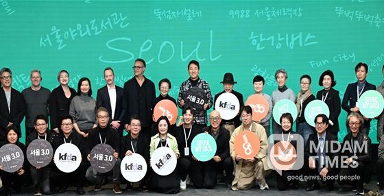 오세훈 서울시장이 17일(월) DDP에서 열린 'WHY2025 글로벌 디자인 포럼'에서 주요 참석자들과 기념촬영하고 있다.