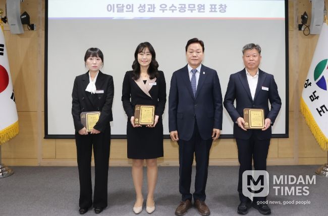 우수공무원시상-왼쪽부터노지선주무관,이영미주무관,김동환사무관