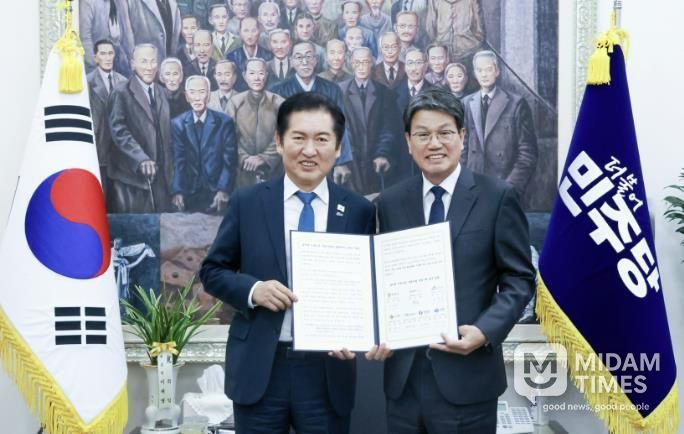 김돈곤 군수와 정청래 대표가 농어촌기본소득 시범사업 성공을 위한 국비 상향 논의를 위한 만남을 가졌다.