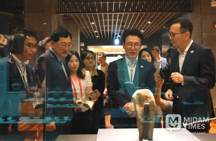 APEC 정상회의 점검을 위해 지난 7월 국립경주박물관을 찾은 김민석 국무총리(오른쪽 두번째)가 주낙영 경주시장(왼쪽 두번째)와 전시실을 둘러보고 있다.