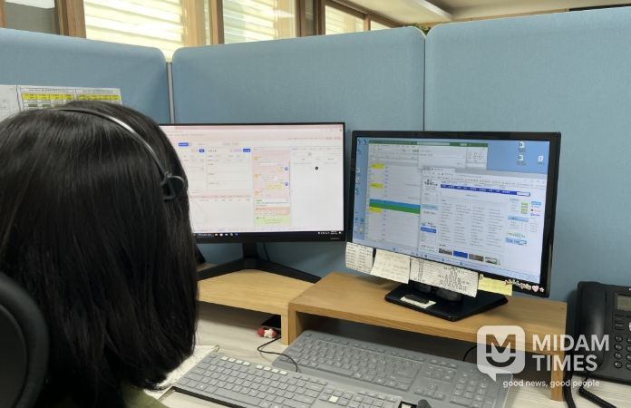 경주시 바로콜센터 상담 직원이 시민 문의를 처리하고 있는 모습