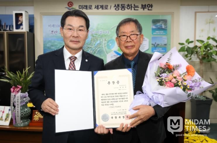 부안군, 74년만에 故 이만석 대위 유족에게 무공훈장 전수