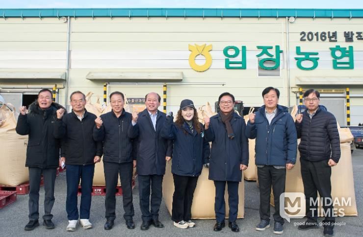 김석필 천안시장 권한대행 부시장이 18일 입장면 공공비축미곡 수매 현장을 찾아 농업인을 격려하고 있다.