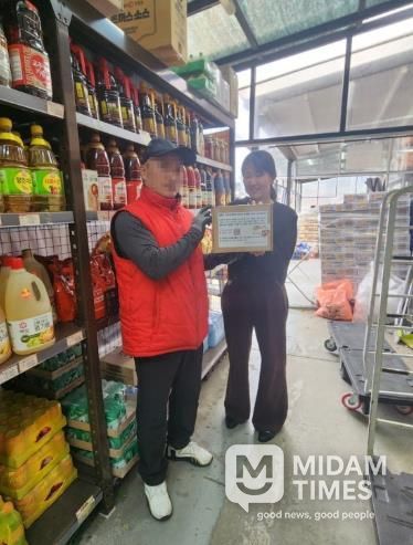 거제시정신건강복지센터, 연말 맞아 생명존중문화 확산 참여업소에 감사 홍보물 전달