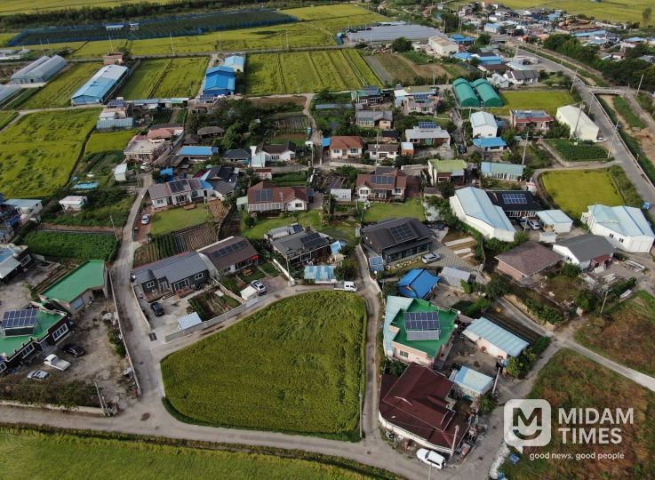 신재생 에너지 설비 보급이 완료된 흥해읍 매산리 전경.