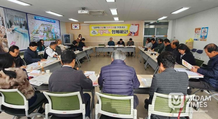 18일 내이동 행정복지센터에서 지역경제과 직원들이 통장들에게 땡겨요 운영 방식과 혜택을 설명하고 있다.