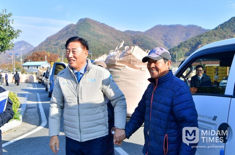 김한종 장성군수(좌측)가 17일 북하면 쌀 수매 현장을 방문해 농업인들에게 감사 인사를 전했다