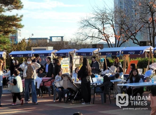 지난 15~16일 왜관 소공원에서 열린‘가족놀장’ 행사에 가족 단위 방문객들이 참여해 다양한 체험 프로그램을 즐기고 있다.