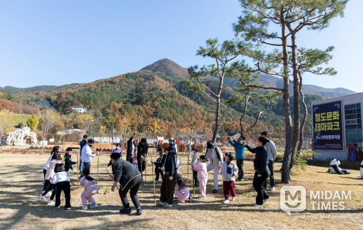 청도우리정신문화재단)생태놀이를 하는 참가자들의 모습