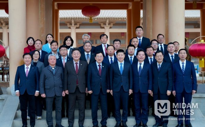 중국 둔황시를 방문한 주낙영 경주시장과 경주시 대표단이 18일 둔황시청 앞에서 둔황시 주요 인사들과 기념촬영을 하고 있다.