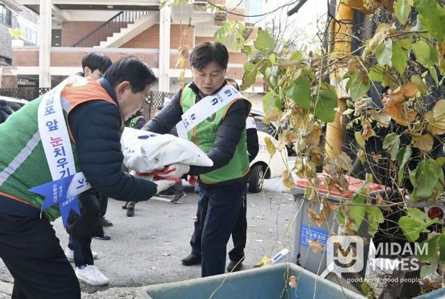 조용익 부천시장과 김태웅 부천시 자율방재단장이 제설제 보충 작업을 하고 있다.
