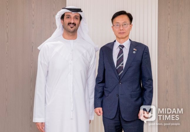 김용선 지식재산처장(오른쪽)과 압둘라 빈 투크 알 마리 (H.E. Mr. Abdulla bin Touq Al Marri) 아랍에미리트연합국(UAE) 경제관광부 장관(왼쪽)이 양자 회담을 갖고 기념촬영을 하고 있다.