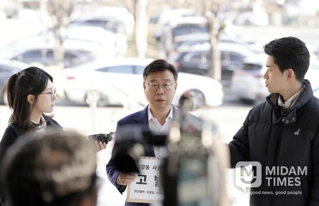 신상진 성남시장이 19일 오전 공수처에 고발장을 접수하고 있다