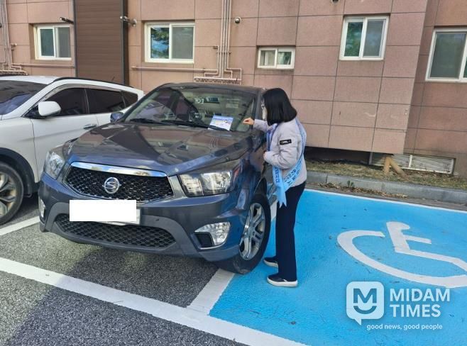 울진군은 장애인편의증진기술지원센터와 함께 장애인전용주차구역 불법주차 근절을 위한 민·관 합동점검을 실시했다