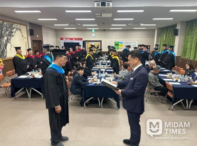 울진군은 지난 농업기술센터에서 제20기 울진녹색농업대학 수료식을 갖고 63명의 농업 선도 핵심 인력을 배출했다