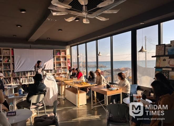 강북지역 학부모들이 19일 북구 카페에서 '인공지능 시대를 살아가는 자녀를 위한 독서법' 특강을 듣고있다.