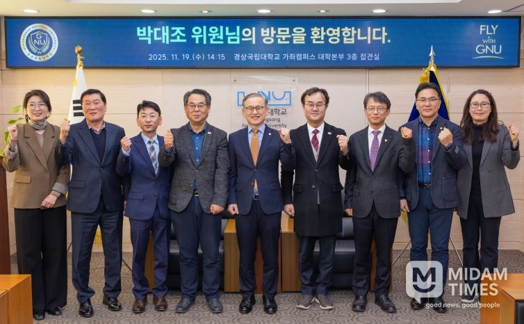 경상국립대학교는 11월 19일 총장 접견실에서 국가AI전략위원회 박대조 자문위원과 간담회를 개최했다.