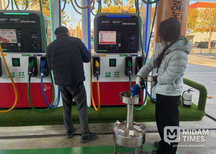 대구 동구청(구청장 윤석준)이 한국석유관리원과 함께 관내 주유소에서 정량검사를 실시하고 있다.