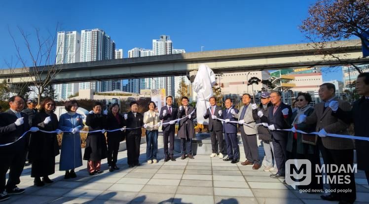 부산 사상구, ‘재첩국 아지매 조형물’ 제막..지역 정체성 담은 새 랜드마크 탄생