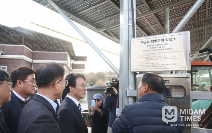 김민석 국무총리가 20일 경기도 여주시 구양리 마을 태양광 발전소를 방문, 발전 시설을 둘러보고 있다.