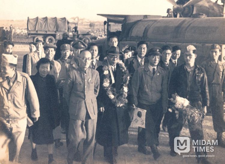 1945년 11월 5일 환국을 위해 충칭을 떠나 상하이에 도착한 김구주석과 환영 인파들