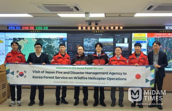 일본 소방청 대표단이 20일 중앙산림재난상황실에 방문해 기념사진을 촬영하고 있다.