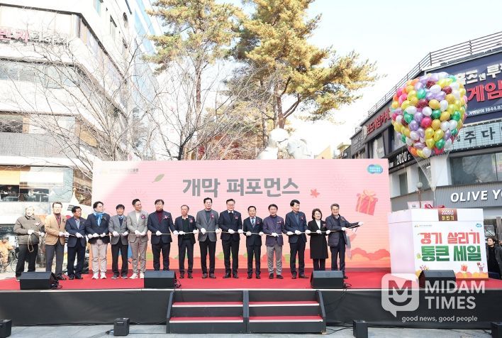 22일 오전 의정부제일시장에서 열린 2025년 하반기 경기 살리기 통큰 세일 개막식에서 김동연 경기도지사가 참석자들과 기념촬영을 하고있다.