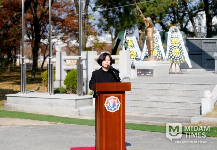 남미경 경주시 시민복지국장이 제6회 참전유공자 추모 및 명예선양비 기념식에서 기념사를 전하고 있다