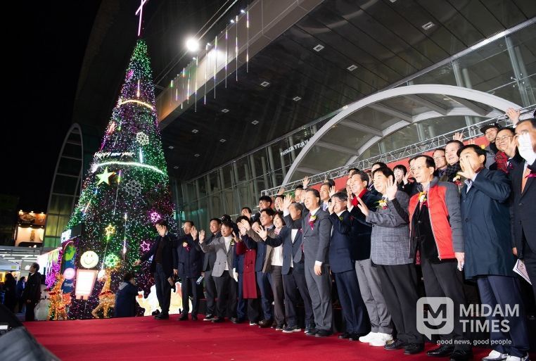 구미역 광장, 성탄트리 밝혀…시민과 함께 따뜻한 겨울 연다(성탄트리, 단체사진)