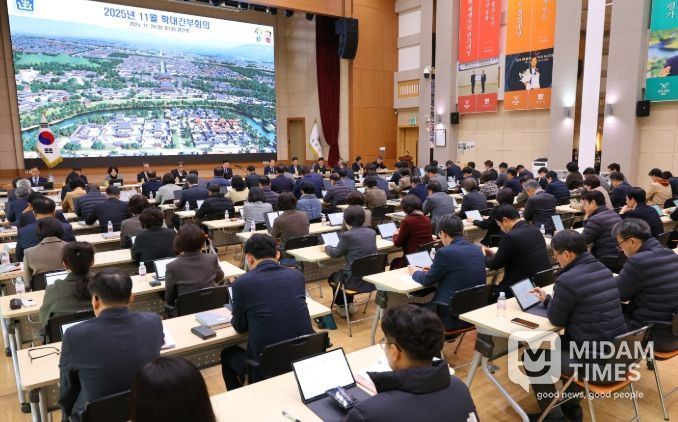 경주시 주낙영 시장이 24일 오전 시청에서 열린 확대간부회의에서 주요 현안과 연말 행사 추진 상황을 점검하며 발언하고 있다.