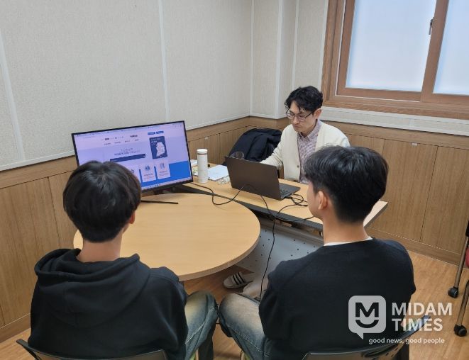 경주시 청소년진로교육체험센터가 운영한 '고등학교 진학 컨설팅'에서 전문 컨설턴트가 학생들에게 맞춤형 진학 상담을 하고 있다