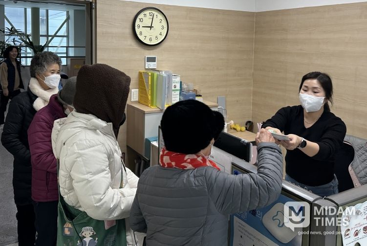 대구 수성구 고산건강생활지원센터에서 수성구 주민에게 새 칫솔과 구강 관리 안내물을 배부하고 있다.