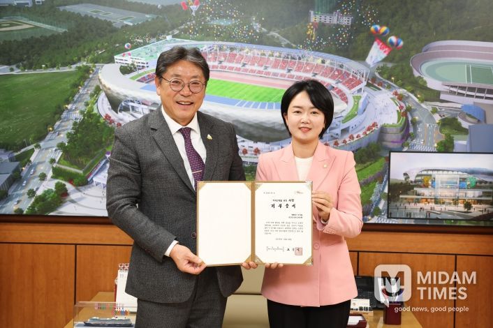 배현주 김해시의원, 김해시미래인재장학재단에 3천만원 기탁