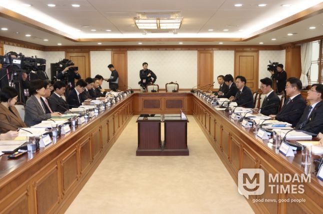 김민석 국무총리가 24일 세종대로 정부서울청사에서 열린 과학기술관계장관회의를 주재하고 있다.