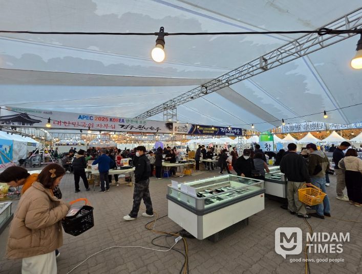 경주 황성공원 타임캡슐광장에 마련된 '2025 경주 한우축제' 판매체험 부스에서 시민들이 천년한우와 지역 축산물을 구매하고 있다