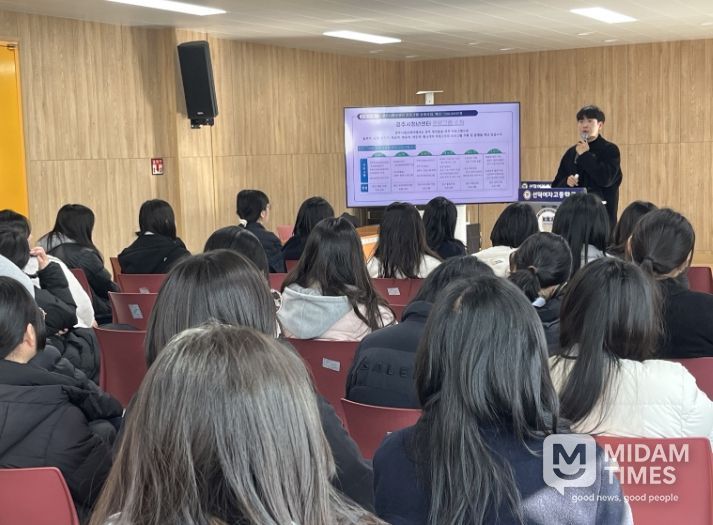 경주시청년센터가 20일 선덕여자고등학교에서 ‘찾아가는 청년센터’ 프로그램을 진행하며 학생들에게 청년정책과 지원제도를 안내하고 있다