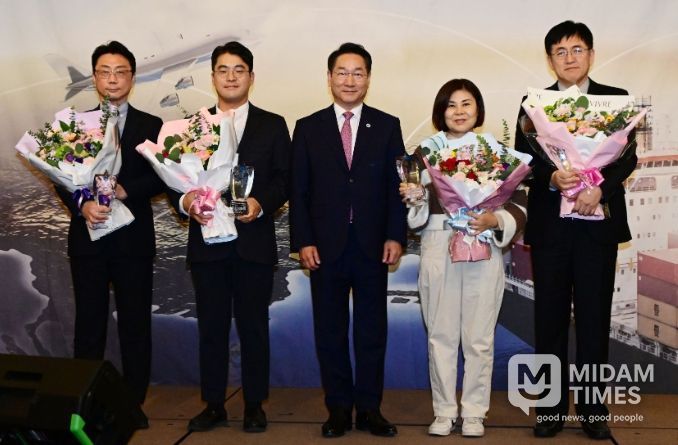 유정복 인천광역시장이 25 연수구 쉐라톤호텔에서 열린 '2025년 인천광역시 물류의날' 행사에서 물류발전대상 시상을 하고 있다.