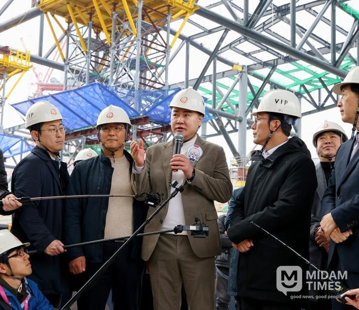 오언석 도봉구청장(가운데)이 김민석 국무총리(오른쪽에서 두 번째)에게 지역 요청사항에 대해 말하고 있다