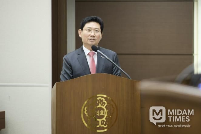 26일 용인특례시의회에서 이상일 시장이 시정질문에 답변하고 있다