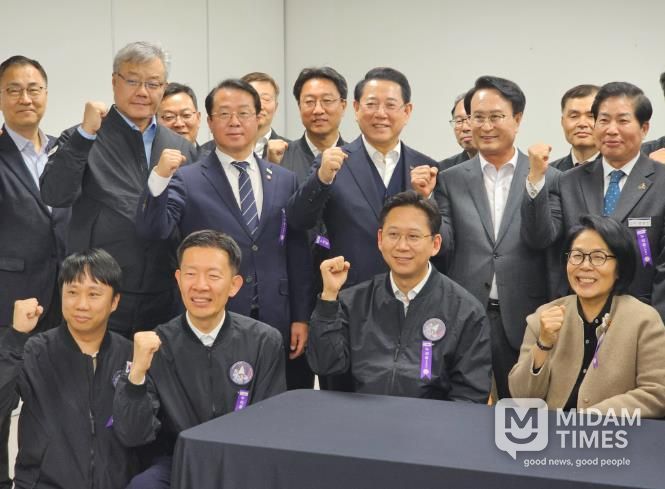 김영록 전라남도지사가 27일 새벽 고흥 나로우주센터에서 한국형발사체 ‘누리호’ 4차 발사 성공을 관계자들과 축하하고 있다.