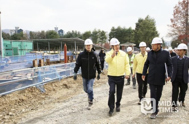 최대호 안양시장이 26일 청계통합정수장 고도정수처리시설 공사 현장을 방문해 진행상황을 점검하고 관계자들을 격려했다
