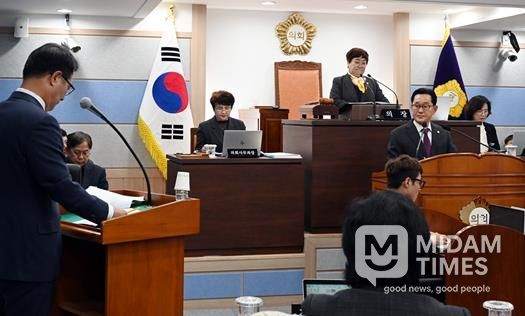 27일 열린 남해군의회 제289회 제2차 정례회 제2차 본회의에서 장행복 의원이 군정질문을 실시하고 있다.