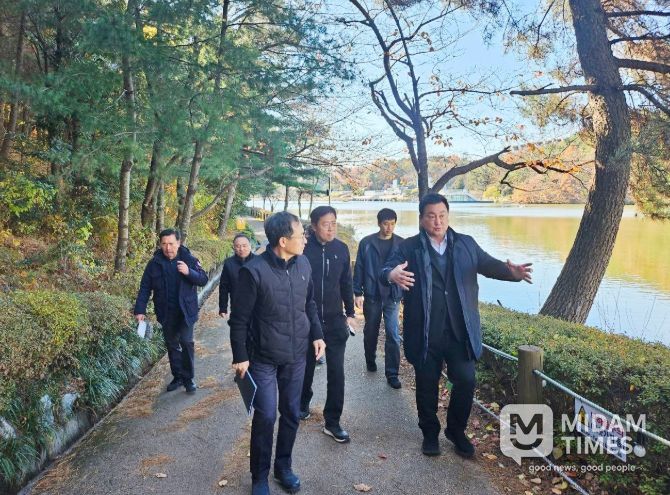 안대룡 교육위원장, 문수호반광장 ‘청춘의 못’ 보행로 야간 안전 점검
