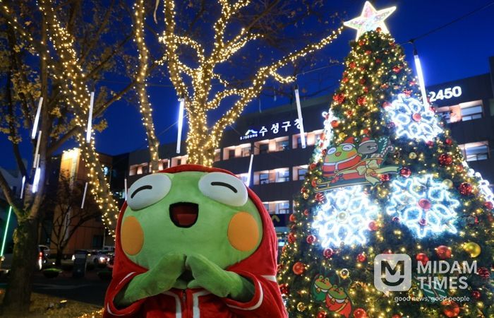 성탄 트리 앞에 있는 수성구 대표 캐릭터 ‘뚜비’ 사진