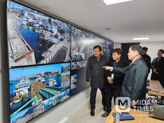 인천항만공사 이경규 사장이 ‘인천항 통합관제 시스템’을 점검하고 있다 / 사진 제공 = 인천항만공사